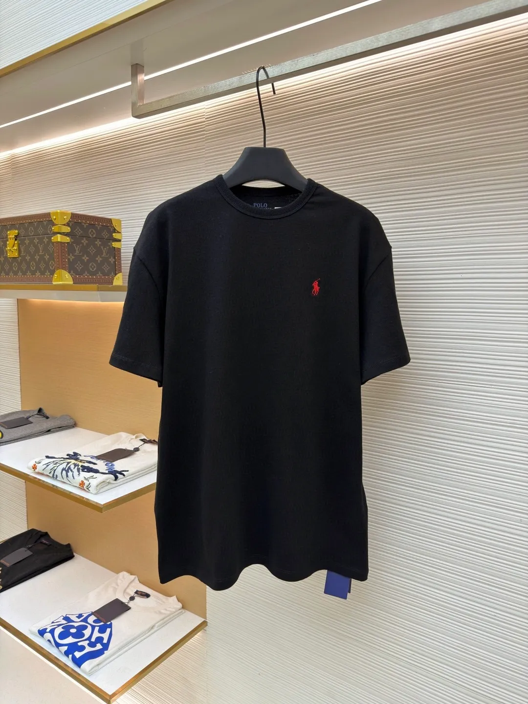 Ralph Lauren logo embroidered short sleeves ●Original version: Purchased and developed for 990 ●Item number: 1682482-X80 ●Material: linen soft plain weave fabric ●Technology: embroidery production ●Color: black ●Version: Fitted version ●Weight: about 280 grams ●Size: S-M-L-XL ●Description: Customized cotton and linen soft plain weave fabric, delicate touch, comfortable and close to the skin, with deep black as the main color Exquisite red pony logo is embellished throughout. It is highly recognizable. It brings an atmosphere of freedom and vitality. A symphony of pure and smart colors. It outlines a high-end outline with extreme simplicity and becomes the smart focus of the vision. It shows taste in silence and adopts imported machine embroidery technology. It uses advanced computer control system and precise mechanical components to realize the iconic pony embroidery operation. High precision. The lines are smooth and delicate. The fabrics have been washed. It has a better hand feel and texture. It is not easy to deform and not shrink. Not easy to fade and maintain long-lasting beauty. The overall wiring is straight and delicate, the fabric is comfortable and soft, and the color is consistent without color difference. It can be matched with the same style to create a fashionable look and control various occasions. Customized accessories, complete with three standards, same style for men and women!